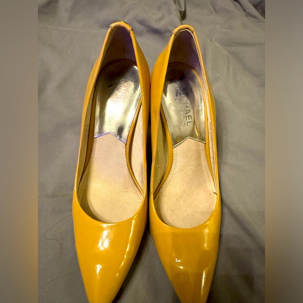 Michael kors light brown color size 5.5, excellent condition.